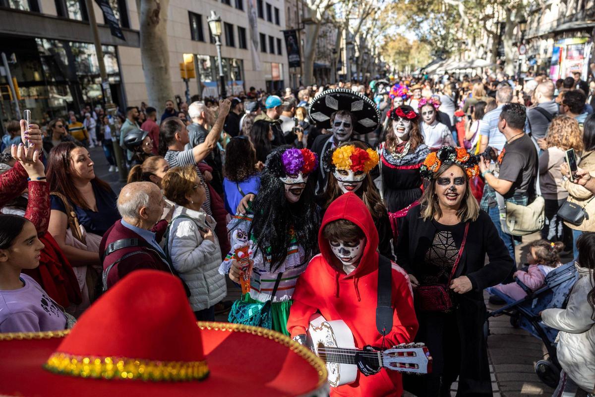 Espectacular desfile de Catrinas por La Rambla