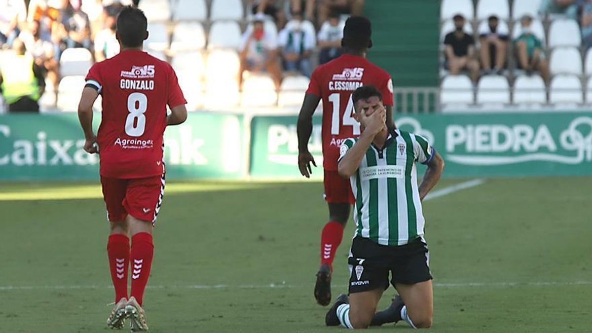 Willy Ledesma se lamenta tras errar un penalti ante el Don Benito.