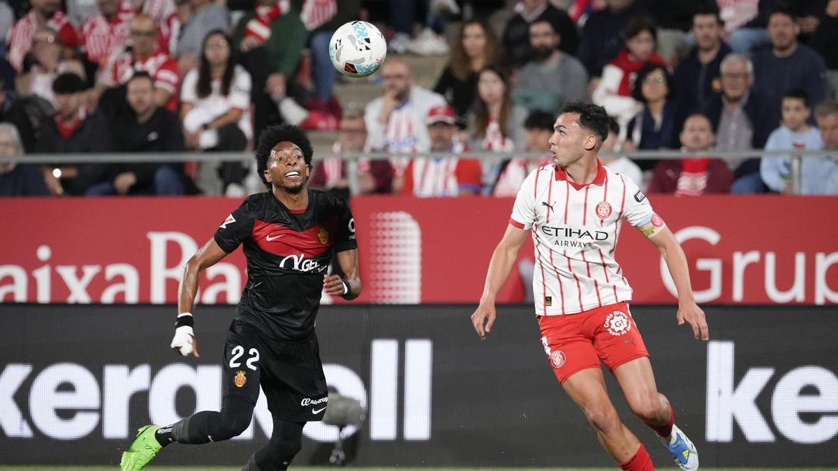 Arnau Martinez lluita amb Mojica durant un partit 7el Girona-Mallorca de la temporada passada