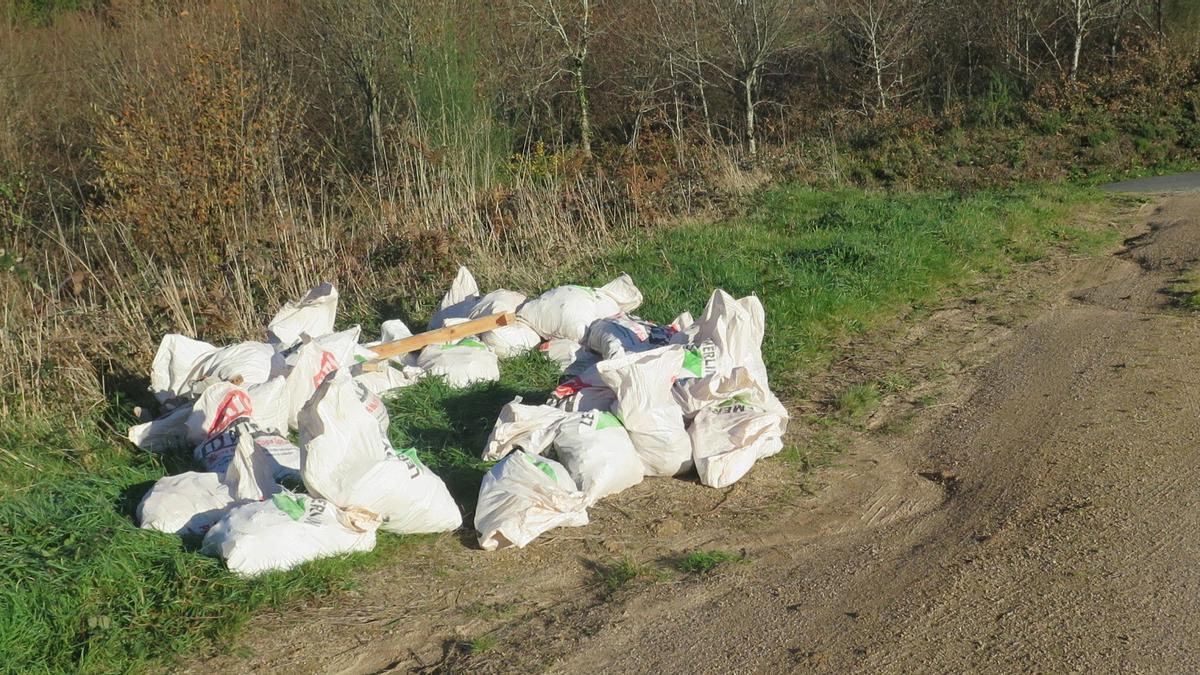 Os sacos foron atopados á beira dunha pista na parroquia de Soandres.
