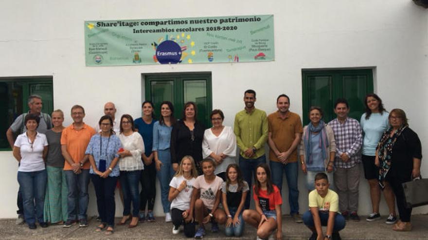 La consejera Soledad Monzón junto a alumnos del colegio de El Cotillo.