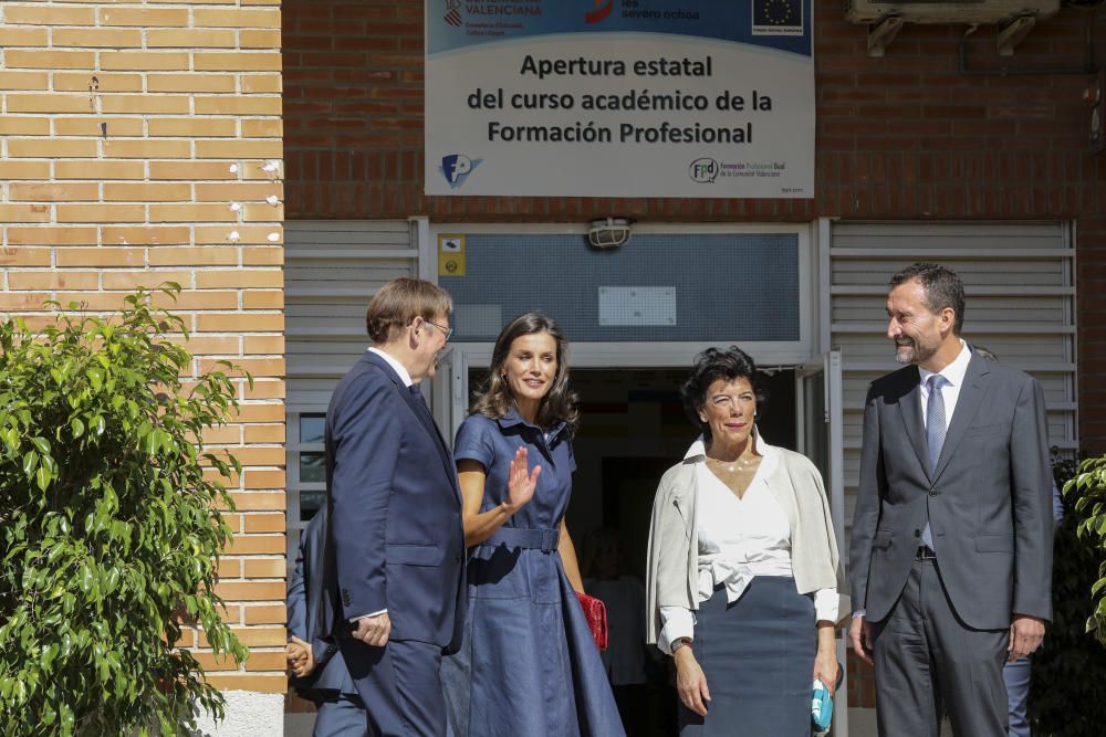 La Reina Letizia visita el IES Severo Ochoa de Elche.