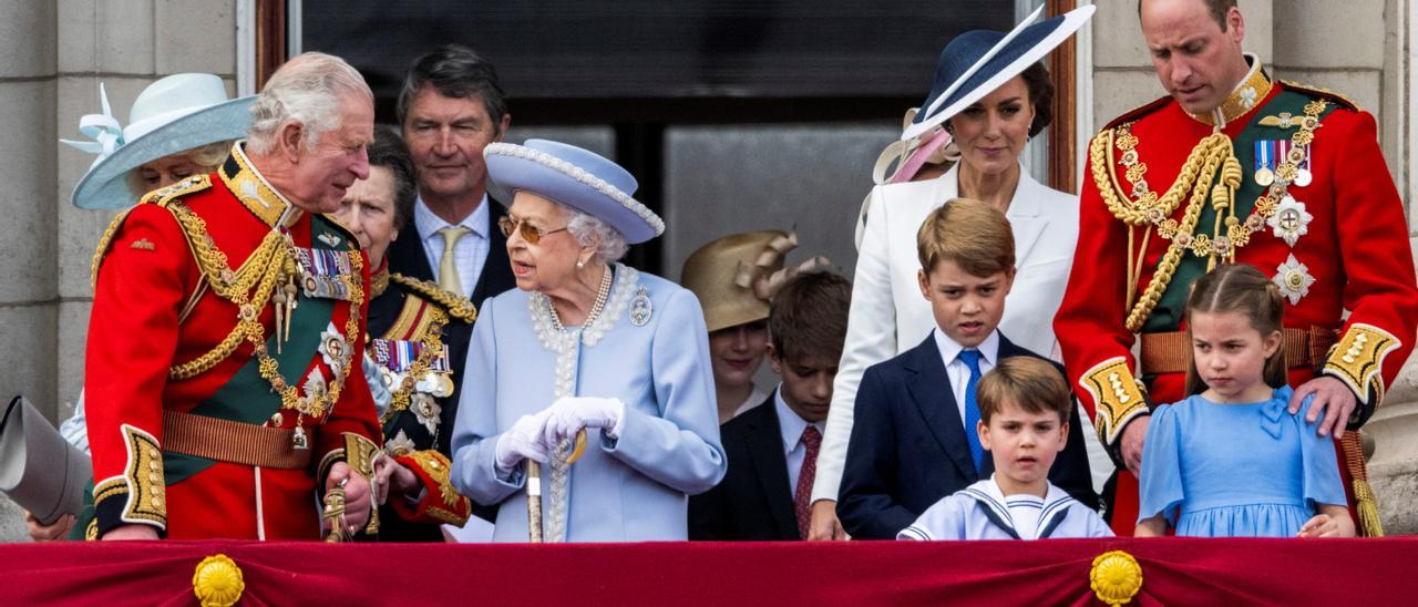 La crítica de Monegal: TV-3, contraste de Isabel II con los Borbones.