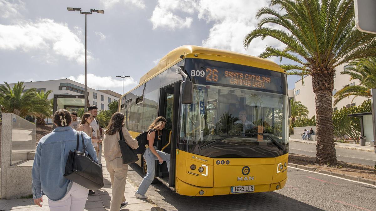 Un vehículo de la línea 26 de Guaguas Municipales circula por el Campus de Tafira.