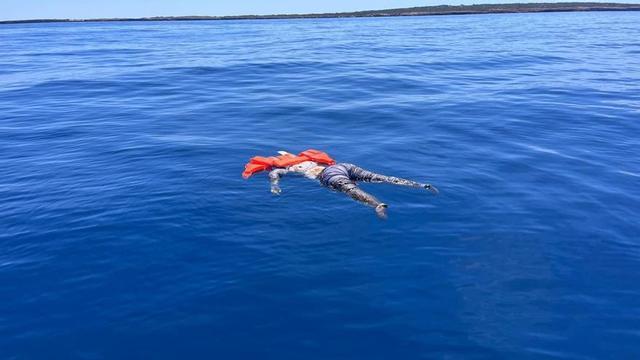 Imagen del cadáver de la inmigrante en aguas de Formentera. | PAMELA SPITZ