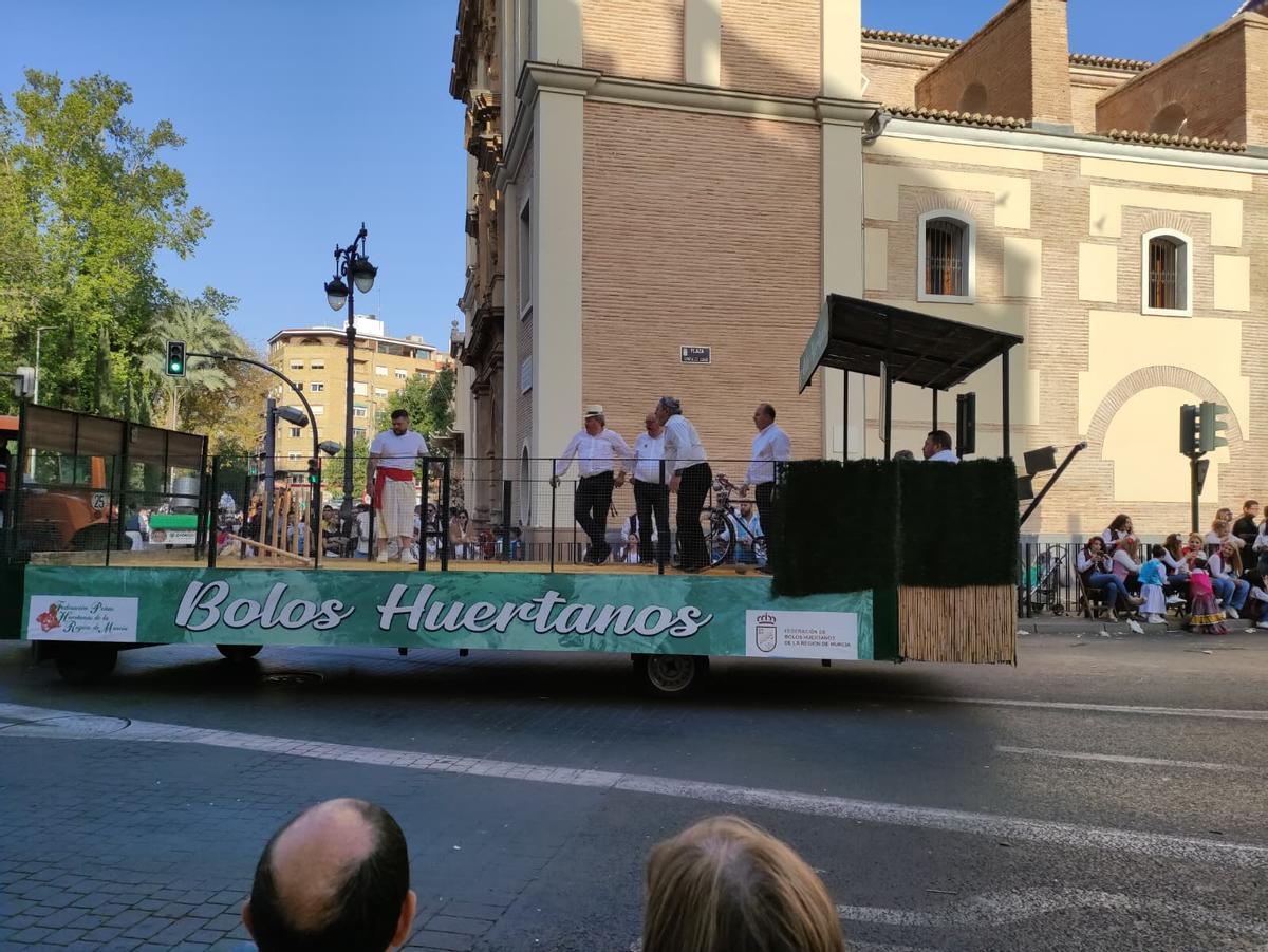 Una carroza con un grupo de personas participando en los juegos tradicionales.