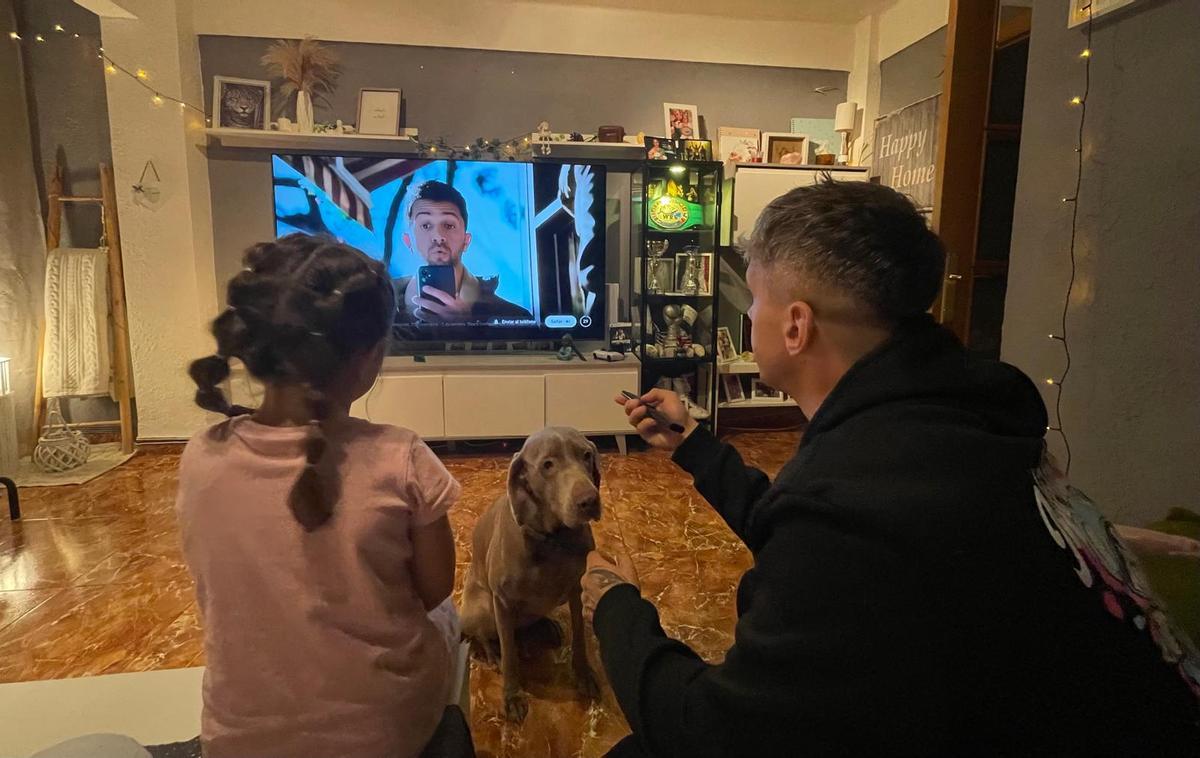 Jonathan Valero, con Lara, de cinco años, este domingo