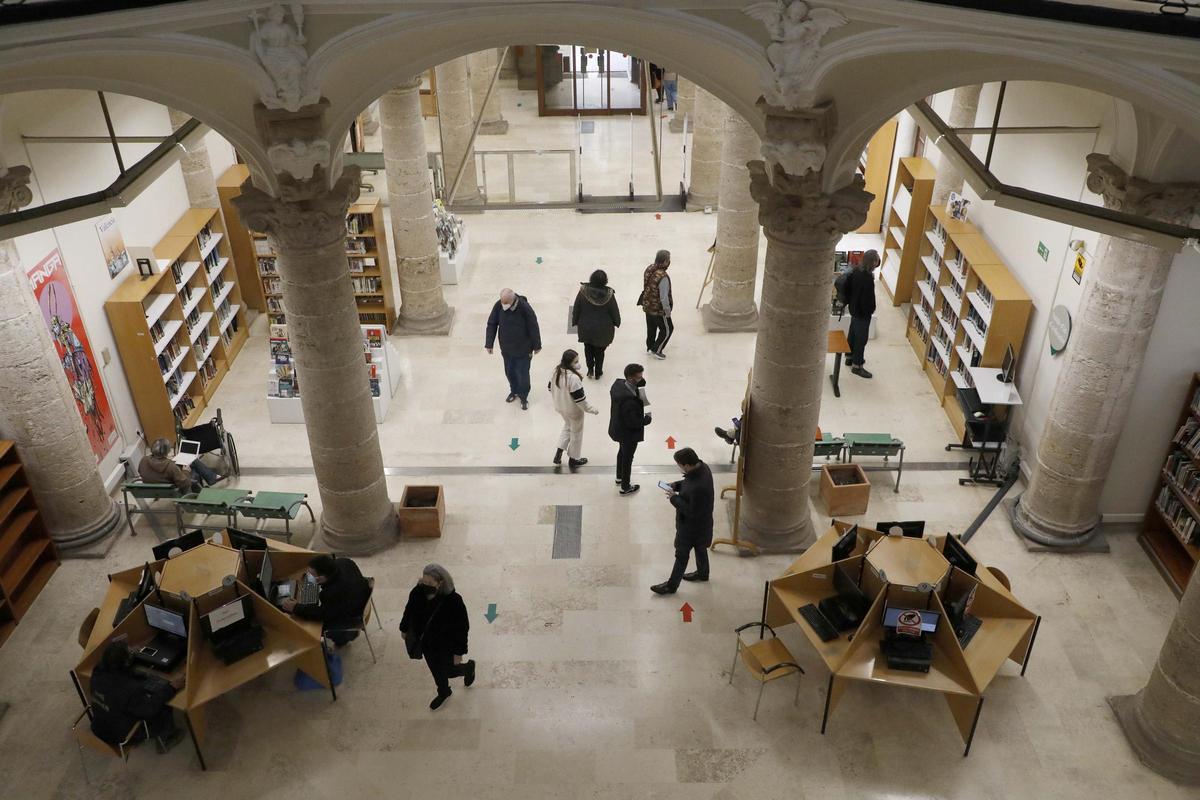 Interior de la biblioteca publica de València, en imagen de archivo.