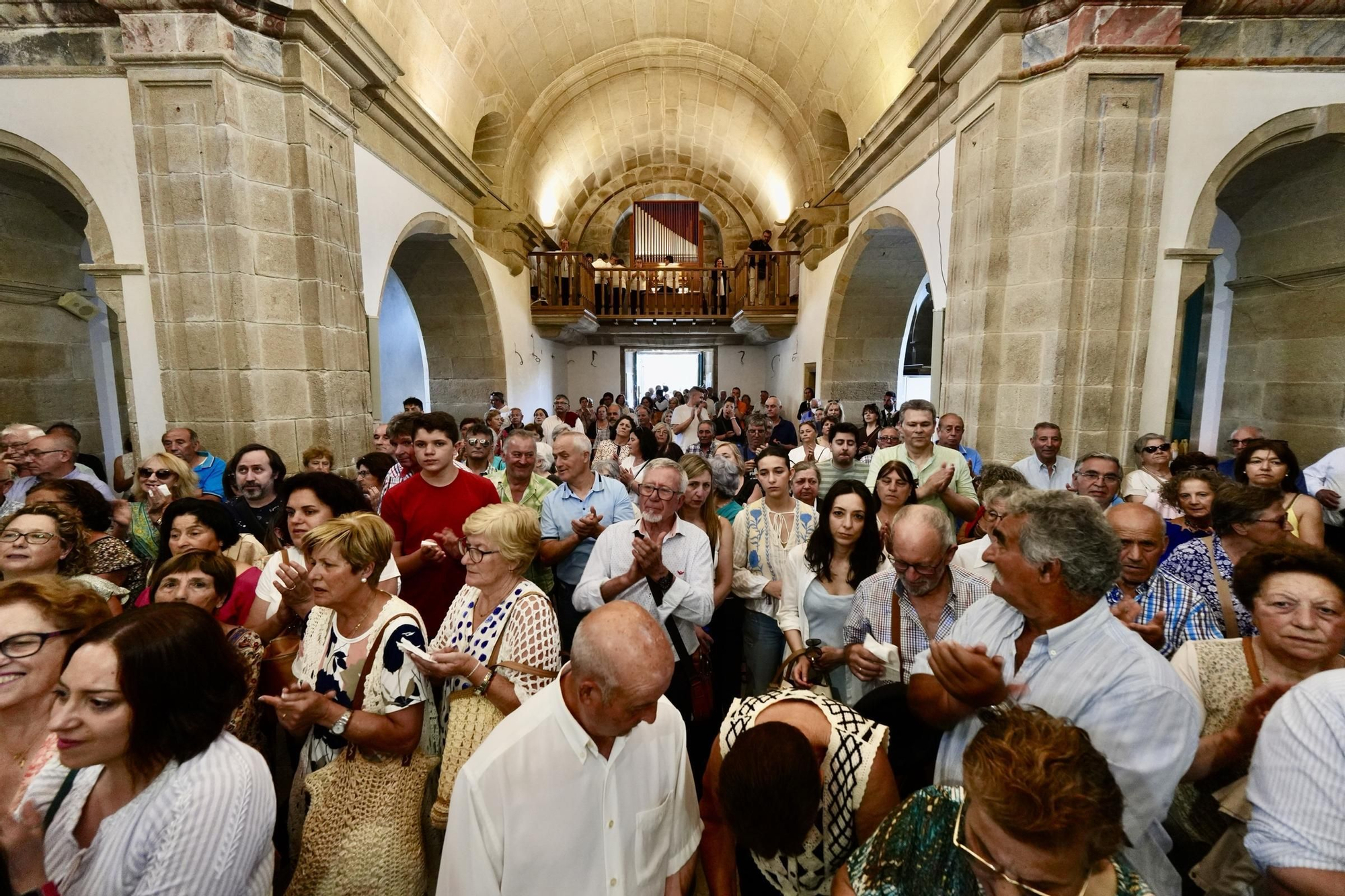 Abrazo multitudinario a la Virxe do Corpiño