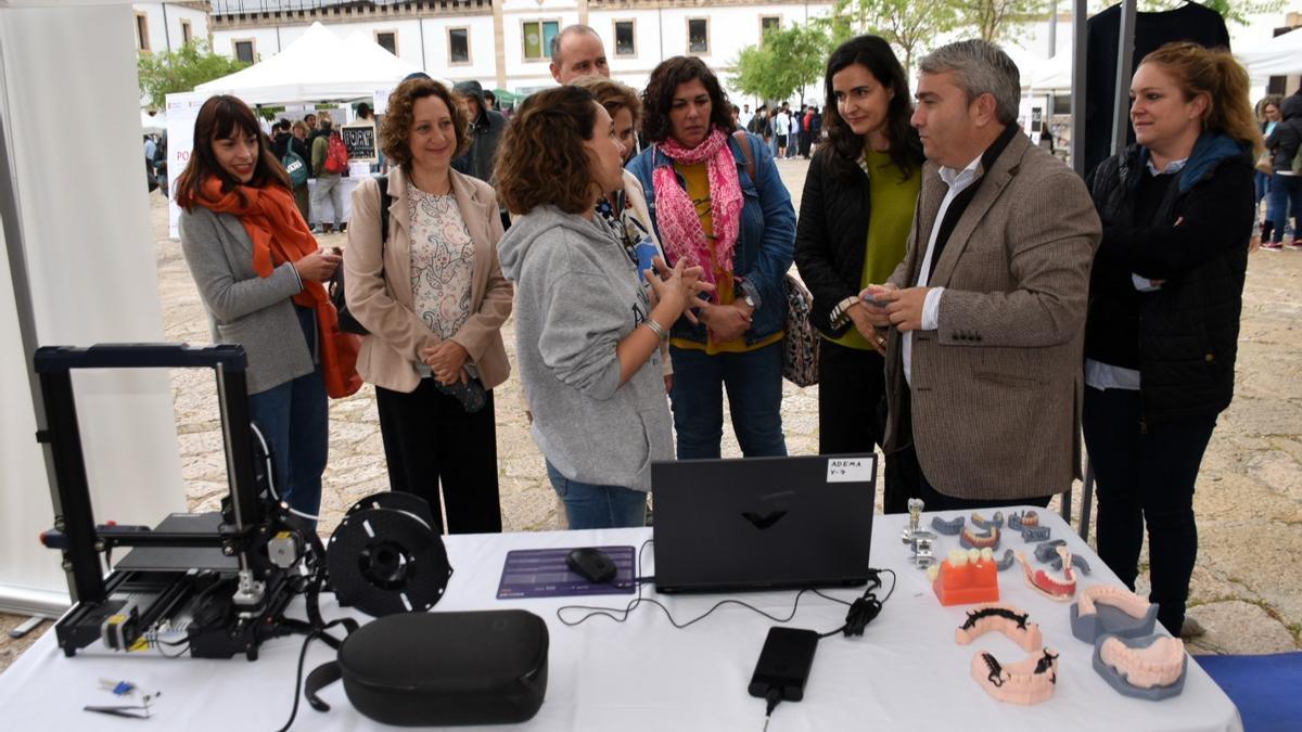 Las autoridades visitan uno de los estands, este jueves en Inca.