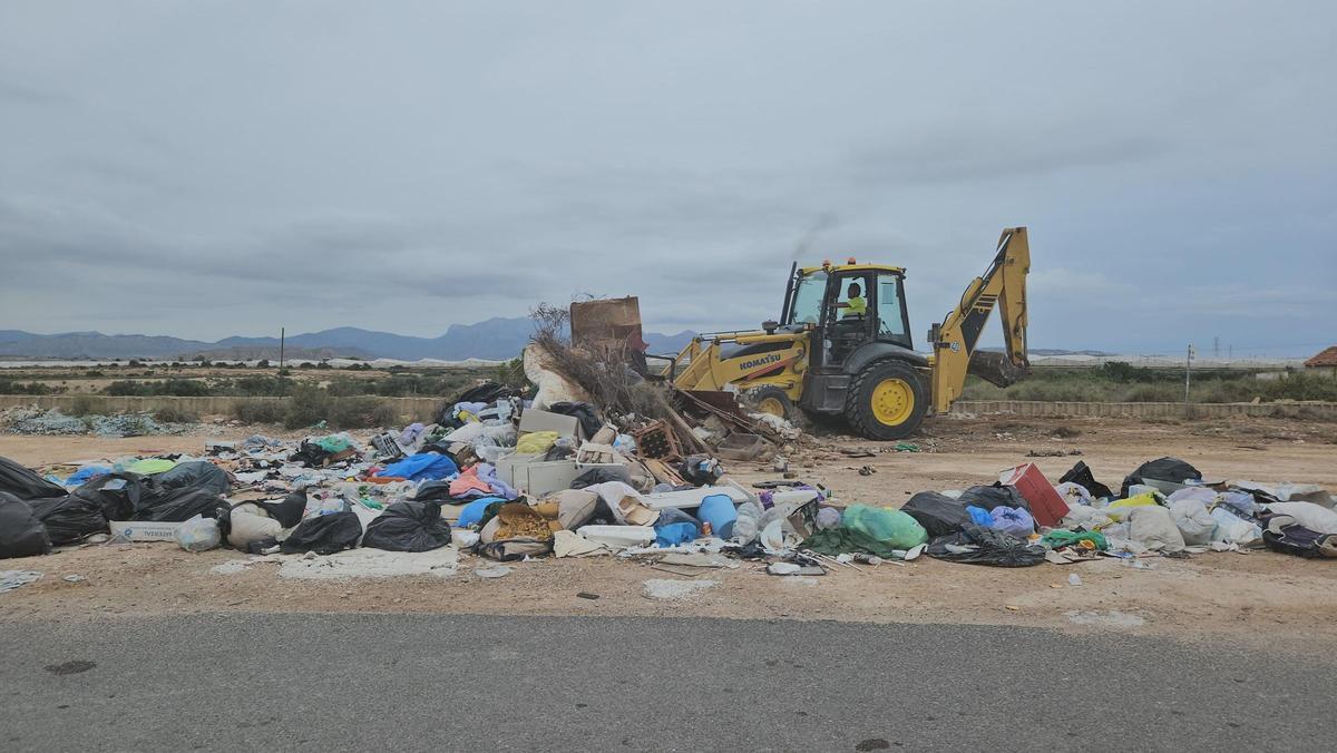 Un tractor recoge la basura y los escombros en el Tossal R