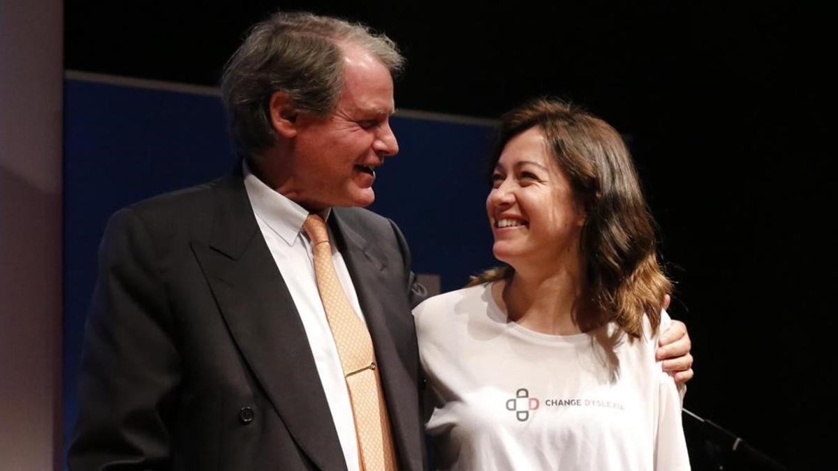 Rello recibe la felicitación del presidente de la Fundación Princesa de Girona, Francisco Belil.