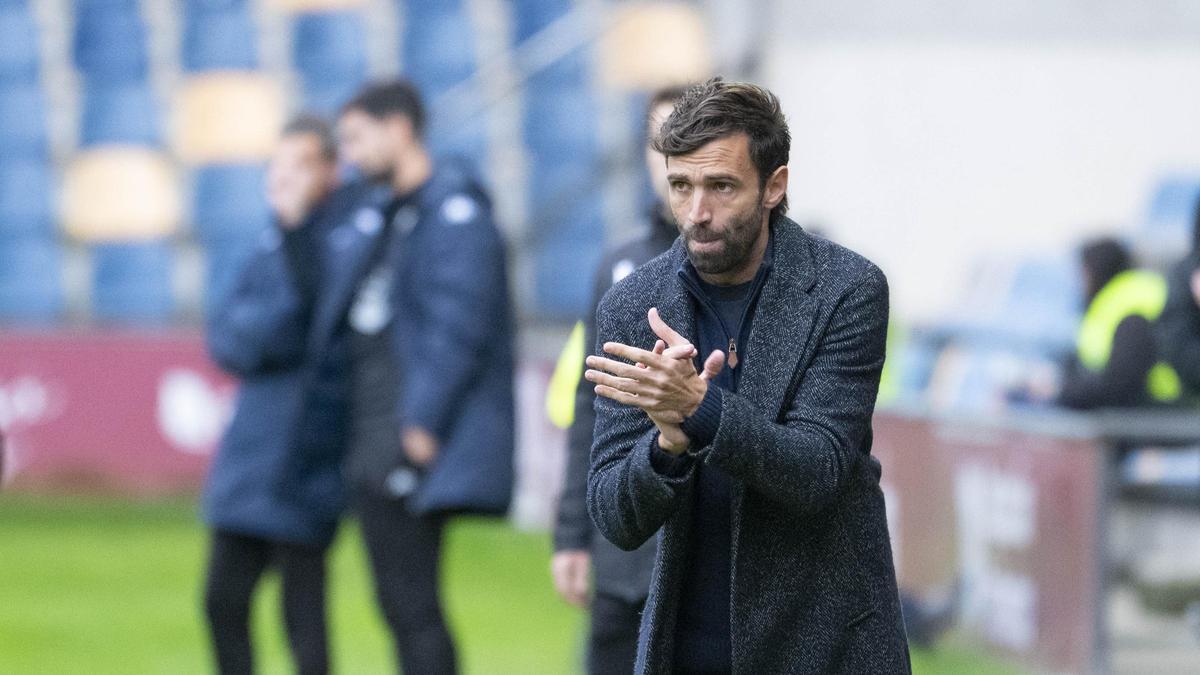 Fran Beltrán aplaude una acción de los suyos en el Pontevedra-Mérida jugado el sábado en Pasarón.