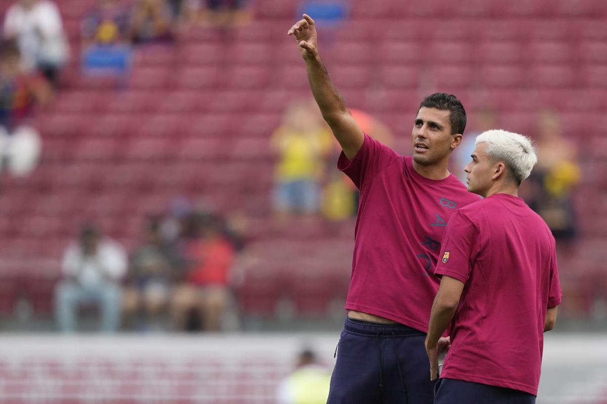 Rodrigo Hernández y Pedri, en la llegada del equipo al Camp Nou.