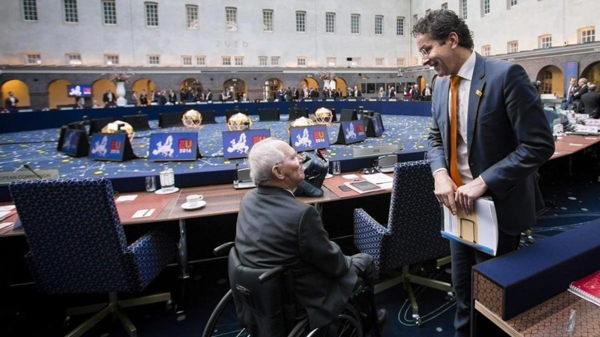 El presidente del Eurogrupo, Jeroen Dijsselbloem,  conversa con el ministro alemán de Finanzas,  Wolfgang Schaeuble, durante la reunión informal de los ministros de Economia y Finanzas de la Union Europea  en Amsterdam.