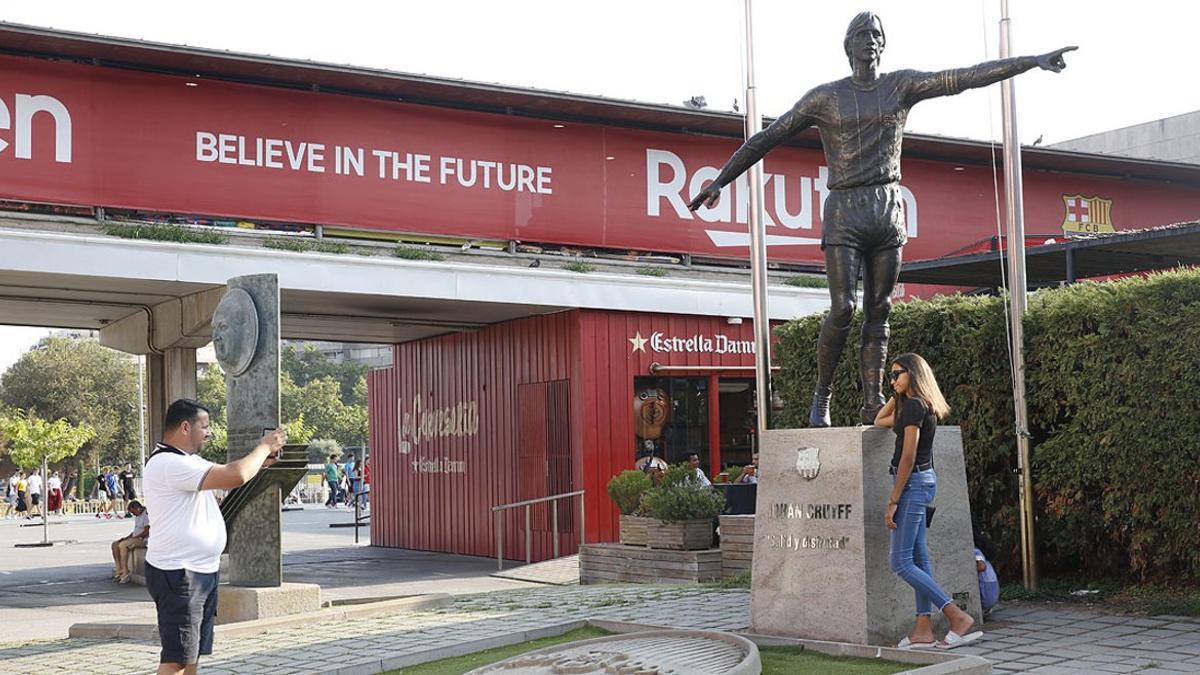 La estatua que el Barça ha dedicado a Johan Cruyff, recientemente inaugurada, en la entrada del Camp Nou