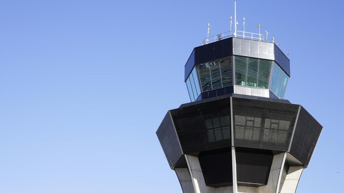 Torre de control en el aeropuerto de Murcia.