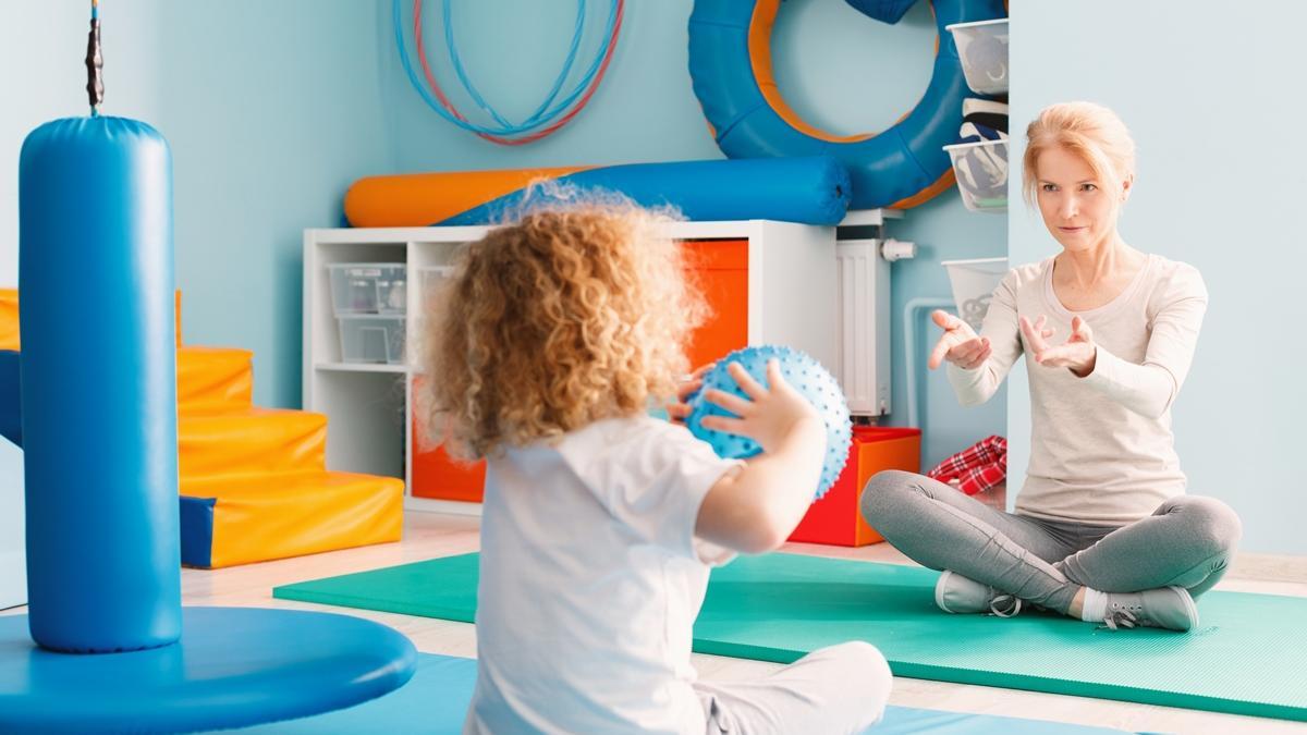 Una niña realiza ejercicios con el equipamiento adecuado