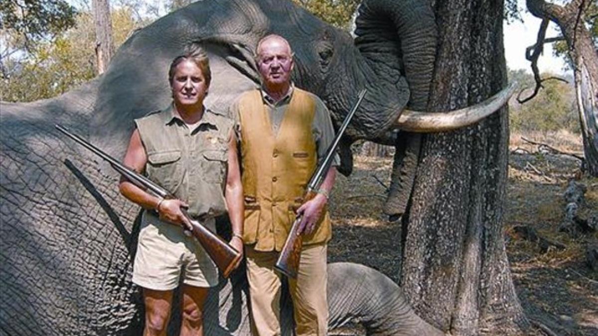 La polémica imagen del Rey cazando elefantes con la princesa Corinna.