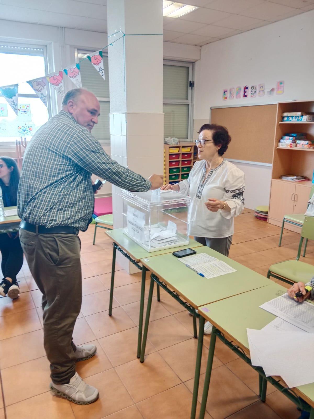 Luis Calvo, exercendo o seu dereito a voto o pasado domingo.