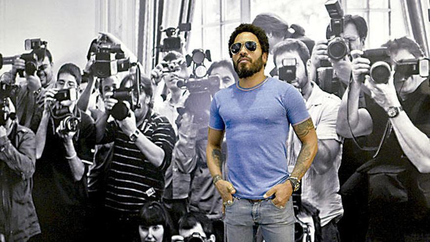 Lenny Kravitz posa ayer para los fotógrafos ante una de sus obras.