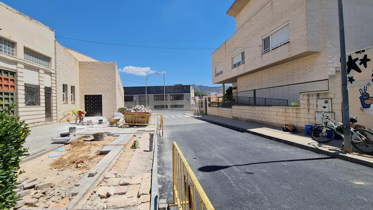 Las obras de reparación de la calle La Parroquia de Elda.