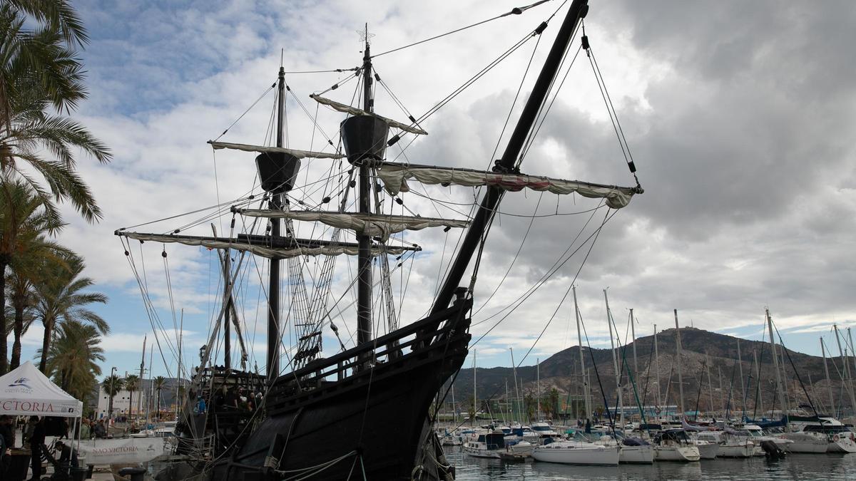 La nao Victoria atracada en el puerto de Cartagena este sábado.