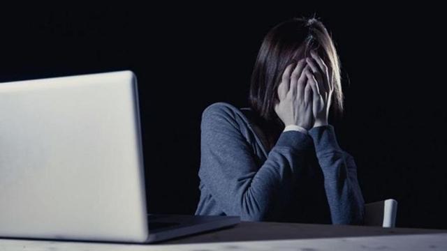 Una mujer muestra signos de sufrimiento poralgo que vio en su ordenador.