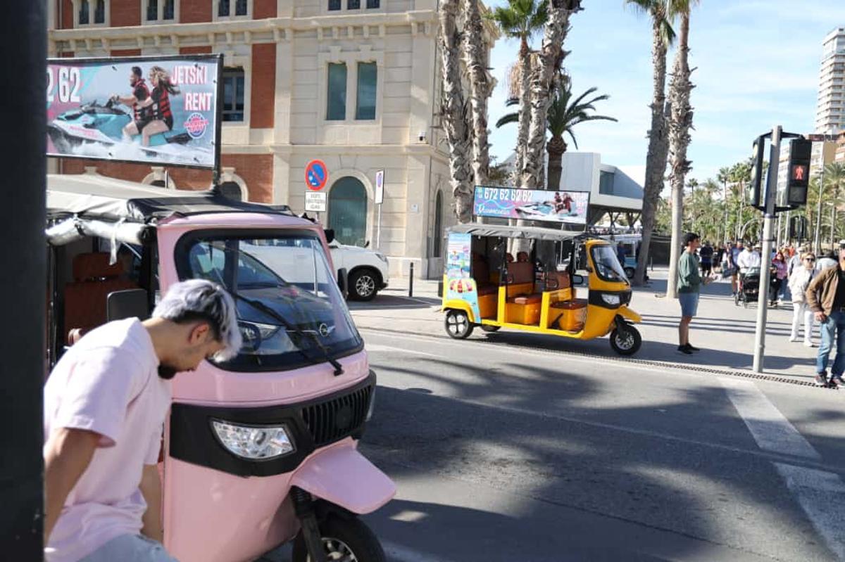 Dos de los vehículos aparcados este domingo cerca de El Postiguet.