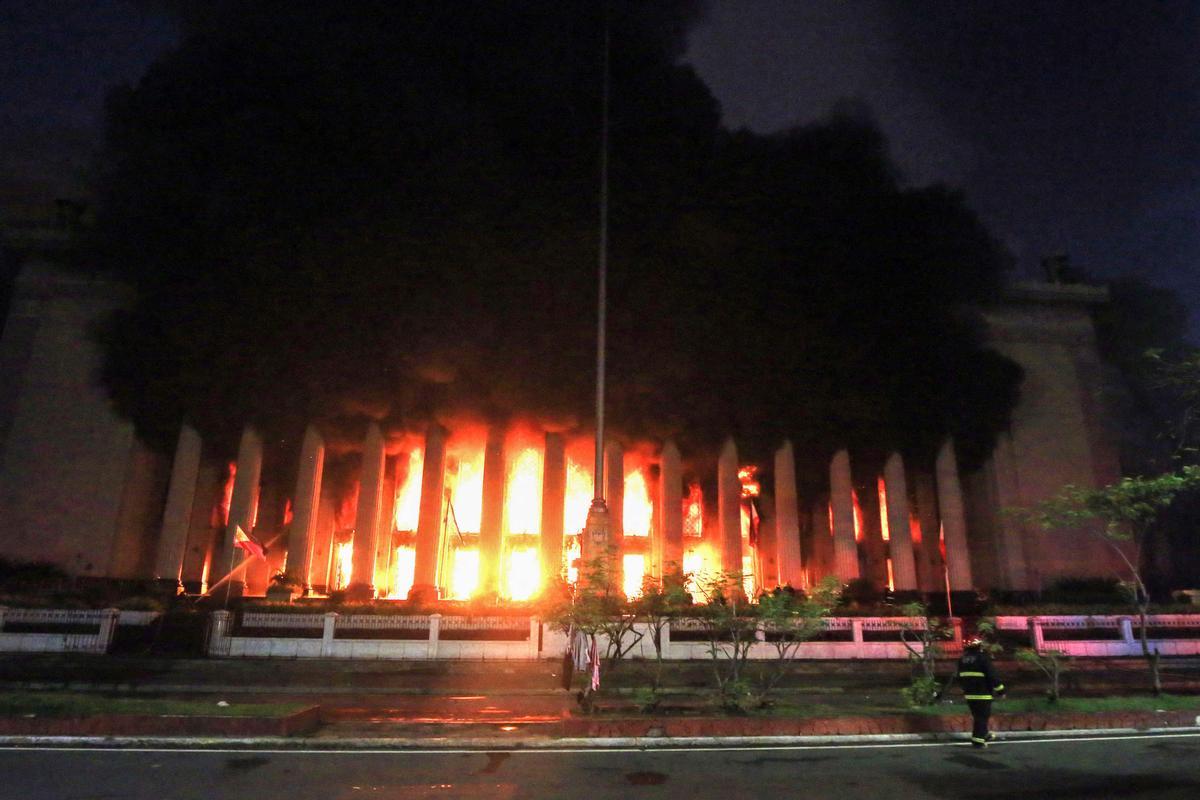 Espectacular incencio en la histórica oficina de Correos de Manila