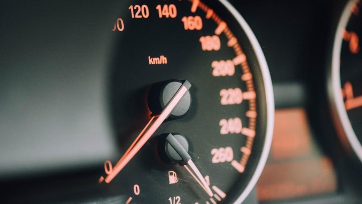 Qué es el limitador de velocidad del coche y cómo funciona
