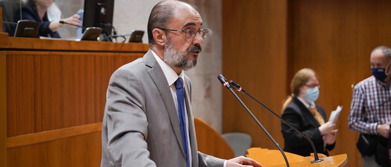 Javier Lambán, en la tribuna de las Cortes para explicar el Plan Hidrológico del Ebro 2022-2027.