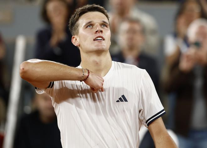 Mensik domestica la furia de Fonseca y ya reta a Zverev