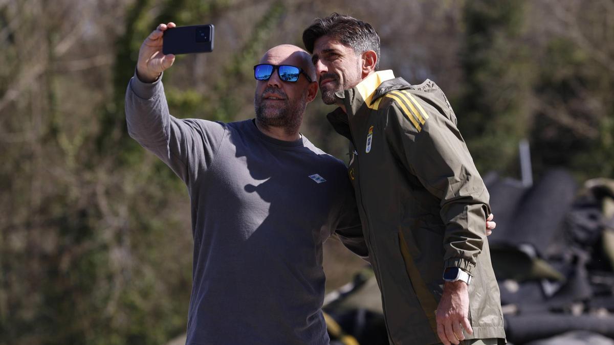 Paunovic se hace una foto con un aficionado del Oviedo.