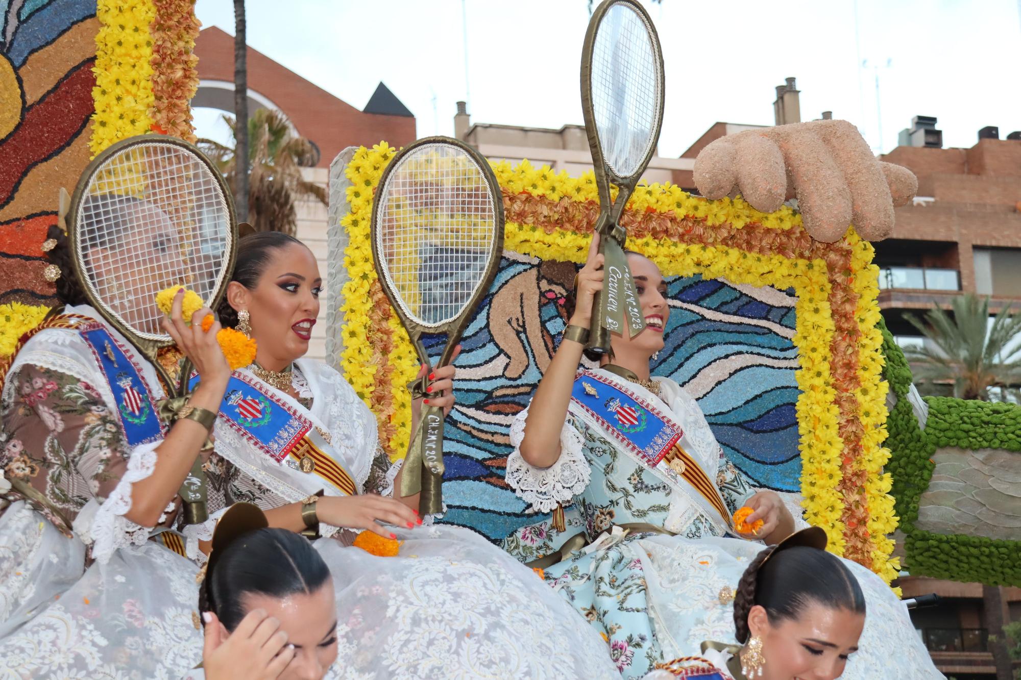 La Batalla de Flores reúne a las falleras de 2022 y 2023