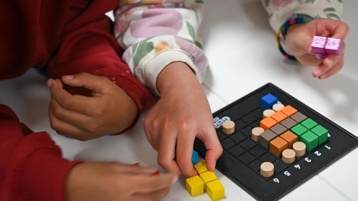Unos niños juegan en un aula.