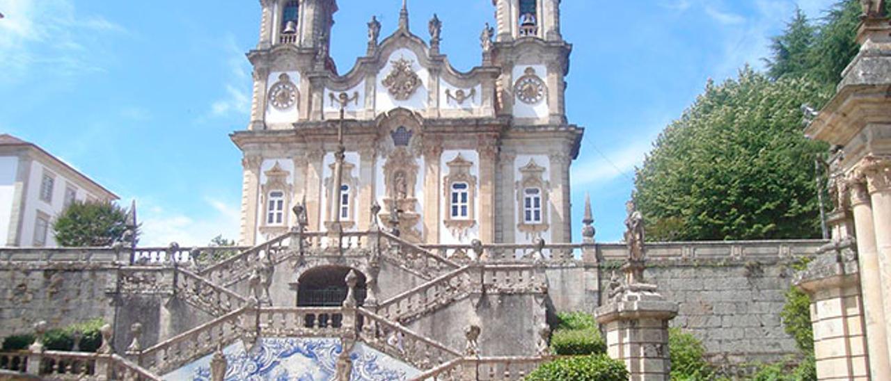 Vista da fachada do santuario da Nossa Senhora dos Remédios (Lamego, Portugal).