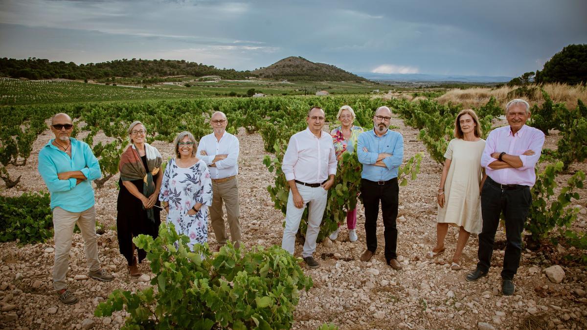 Viñas Familia Gil, la sociedad que pusieron en marcha en Jumilla nueve hermanos para retomar el negocio de su padre, abuelo y bisabuelo.