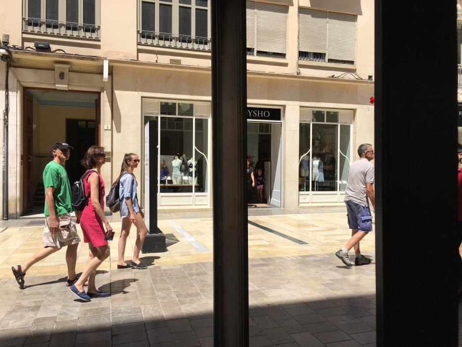 Daños en la exposición de la AECC en la calle Larios.