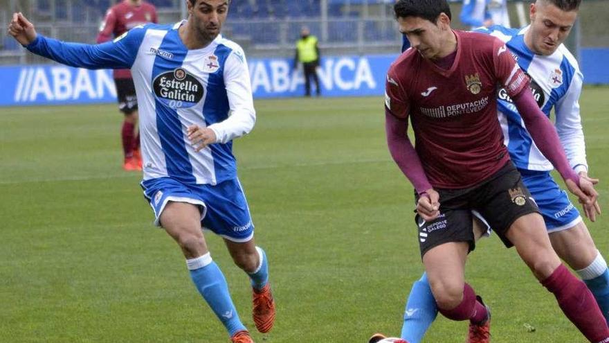 Romay (izquierda) presionando a David Castro en el Fabril-Pontevedra de esta temporada. // Arcay / Roller Agencia
