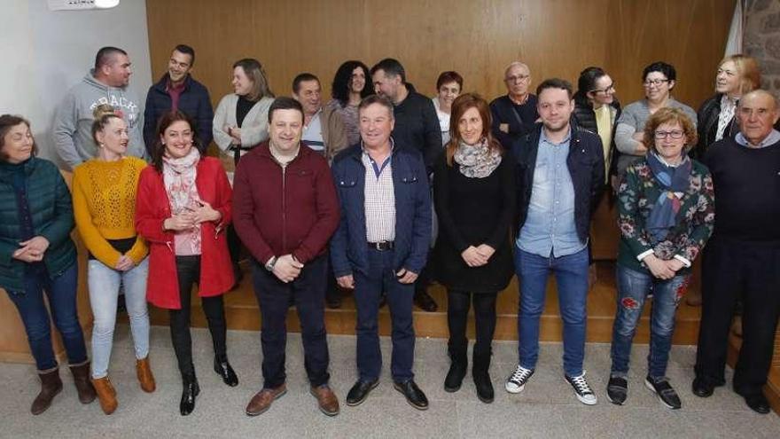 Los miembros de la candidatura del PSOE de Cuntis para las elecciones municipales. // FdV