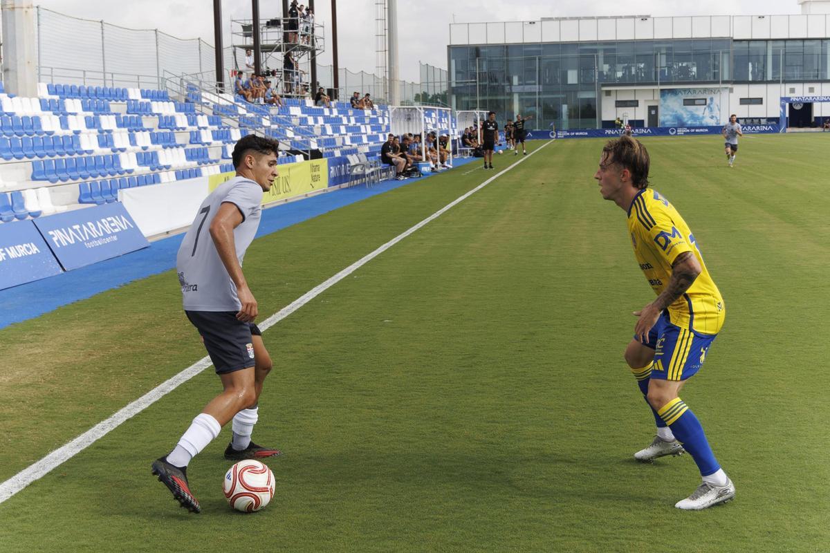 Abdel-Lah, muy activo durante la primera mitad por banda derecha.