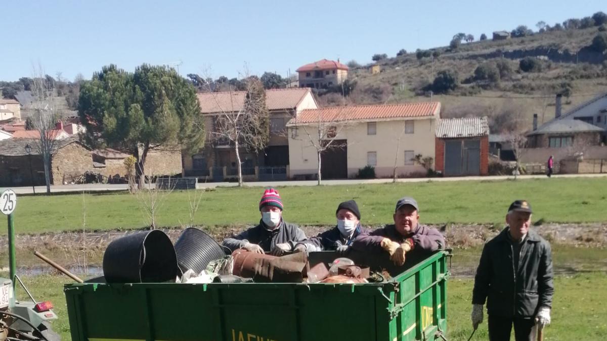 Vecinos de Bercianos adecentan el pueblo de cara a la Semana Santa.