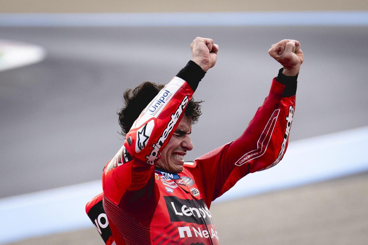 Marc Márquez, visiblemente emocionado, llorando, tras conquistar su noveno título en Motegi (Japón).
