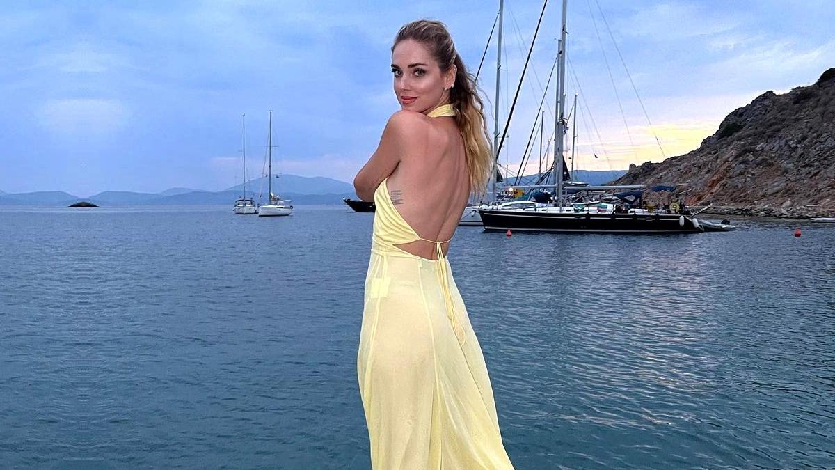 Chiara Ferragni con vestido amarillo y mar de fondo