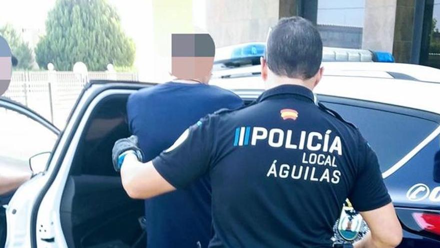 Un momento del arresto del sujeto de Águilas.