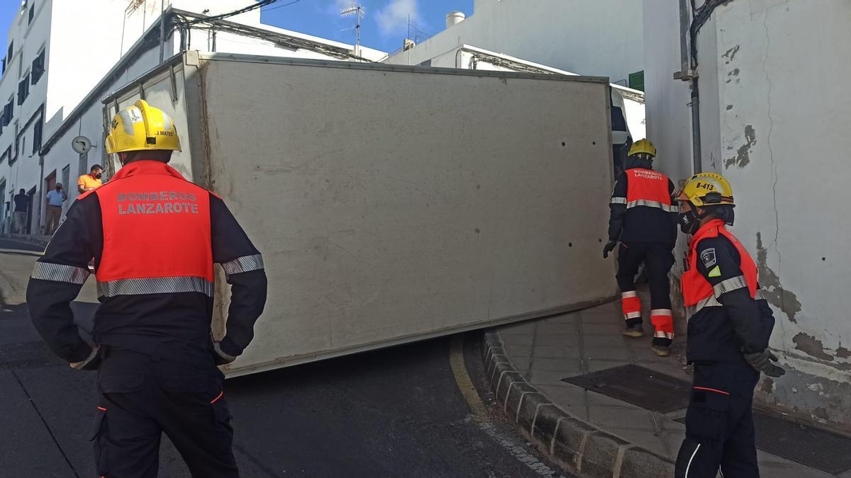 Bomberos del Consorcio de Emergencias de Lanzarote junto al camión siniestrado.