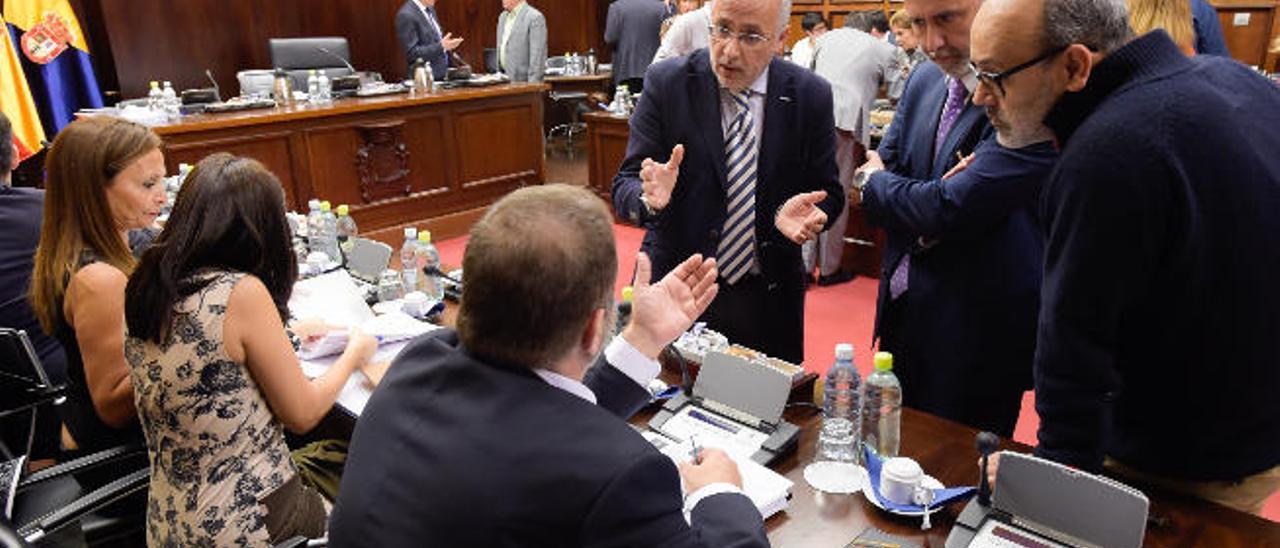 Antonio Morales, Ángel Víctor Torres y Juan Manuel Brito hablan con Fernando Bañolas ayer en el pleno.