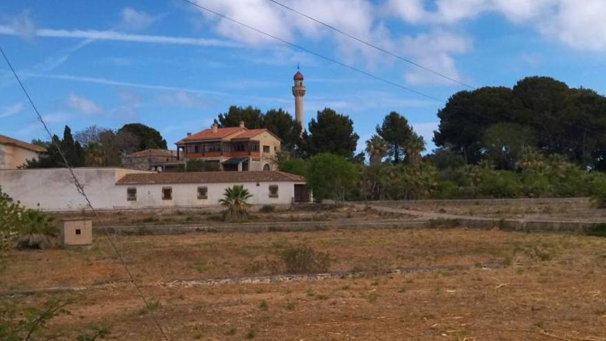 La histórica finca de la Xara del minarete emerge de la maleza