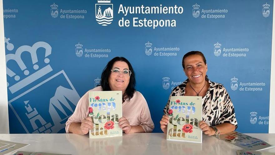 La teniente alcalde de Extrarradio del  Ayuntamiento de Estepona, Begoña Ortiz y la concejal adscrita al área de Fiestas, Macarena Diánez.